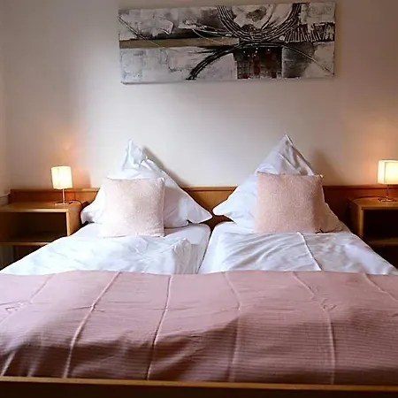 Zur Linde فندق مبيت وإفطار 3*